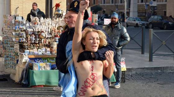 Datei:Femen-Rom-Petersplatz.jpg