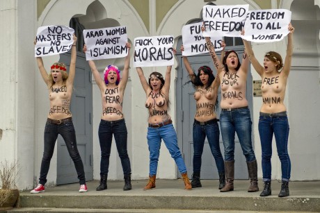 Datei:Femen vor Wilmersdorfer-Moschee.jpg