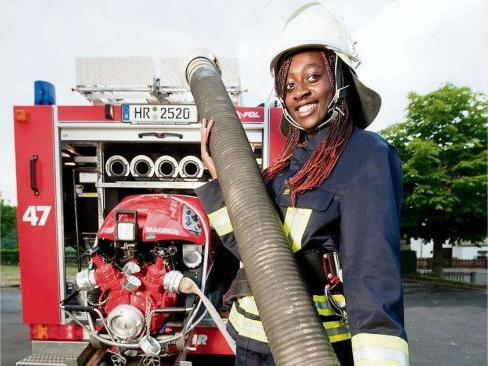 Datei:Feuerwehrfrau Fozyatou.jpg