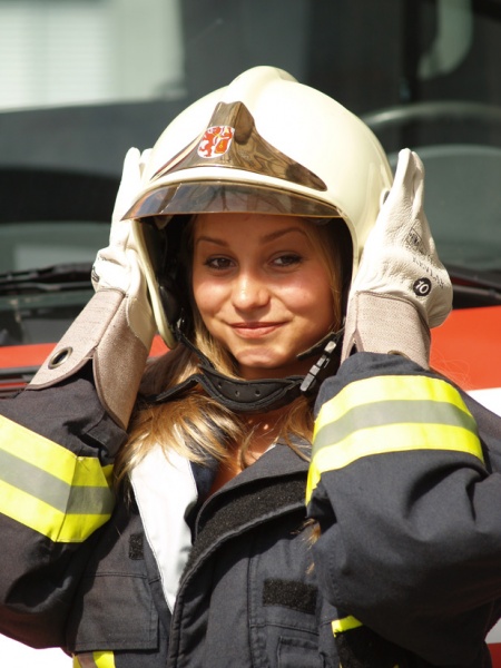 Datei:Feuerwehrfrau Laura mit langen Haaren.jpg